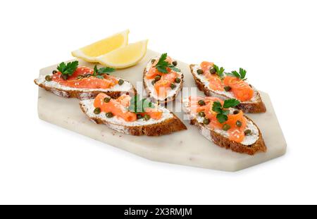 Leckere Kanapees mit Lachs, Kapern, Zitrone und Frischkäse isoliert auf weiß Stockfoto