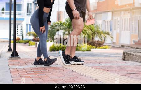Lebensstil: Beine von Sportlerpaaren trainieren zusammen Stockfoto