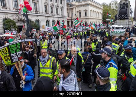 London, Großbritannien. April 2024. Hunderttausende pro-palästinensische Demonstranten, die an einer nationalen Demonstration für Palästina teilnehmen, um einen dauerhaften Waffenstillstand in Gaza zu fordern, verabschieden einen kleinen statischen Pro-Israel-Gegenprotest. Die pro-palästinensische Veranstaltung wurde von der Palästinensischen Solidaritätskampagne, der Stop the war Coalition, den Friends of Al-Aqsa, der Muslimischen Vereinigung Großbritanniens, dem Palästinensischen Forum in Großbritannien und der CND und der pro-israelischen Veranstaltung von genug organisiert. Quelle: Mark Kerrison/Alamy Live News Stockfoto