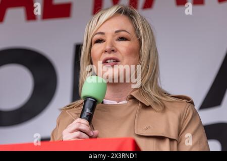 London, Großbritannien. April 2024. Michelle O'Neill, erste Ministerin von Nordirland und Vizepräsidentin von Sinn Féin, spricht an Hunderttausenden pro-palästinensischer Demonstranten, die an einer Demonstration für Palästina im Hyde Park teilnehmen, um einen dauerhaften Waffenstillstand in Gaza zu fordern. Die Veranstaltung wurde von der palästinensischen Solidaritätskampagne, der Stop the war Coalition, den Friends of Al-Aqsa, der Muslimischen Vereinigung Großbritanniens, dem Palästinensischen Forum in Großbritannien und der CND organisiert. Quelle: Mark Kerrison/Alamy Live News Stockfoto