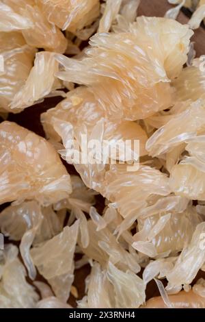 Frisch geschälter rosa Pomelo auf dem Tisch, süßer frischer Zitruspomelo auf dem Küchentisch Stockfoto