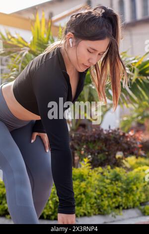 Lebensstil: Frau im Training. Portraitfoto, Nahaufnahme des Trainings der Sportlerin Stockfoto