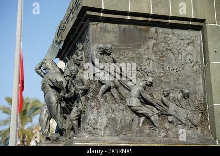 IZMIR, TURKIYE - 22. OKTOBER 2023: Izmir Atatürk Monument auf dem Platz der Republik, Stadt Alsancak Stockfoto