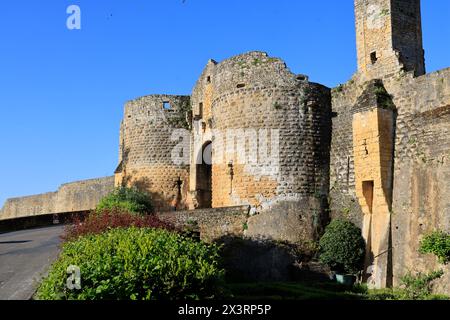 Die Porte des Tours in den Festungsmauern der bastide von Domme, die 1281 vom König von Frankreich Philippe III. Le Hardi auf der Klippe gegründet wurde, die das Gebiet dominiert Stockfoto