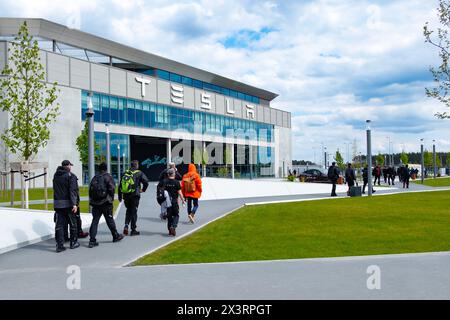 Diverse Gruppe Arbeitskräfte Gigafactory Berlin-Brandenburg, Tesla-Arbeiter verlassen das Werk nach Schicht, Automobilbau in Europa, Berlin Stockfoto