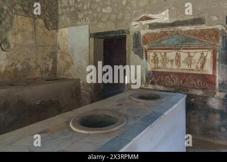 Antike Essenstheke mit Keramiktöpfen in der antiken römischen Stadt Pompeji, Kampanien, Italien Stockfoto