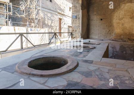 Antike Essenstheke mit Keramiktöpfen in der antiken römischen Stadt Pompeji, Kampanien, Italien Stockfoto