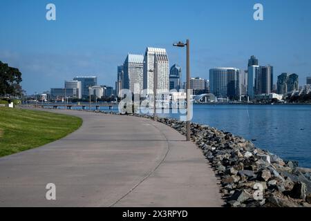 San Diego, CA. April 2024. Blick auf die Skyline von San Diego am Nachmittag vom Radweg, Promenade auf Coronado Island mit blauem Himmel Kopierraum Stockfoto