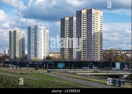 Kattowitz, Schlesien, Polen, 24. März 2024 - Stadtbild über den Wohnblocks im kommunistischen Stil Stockfoto