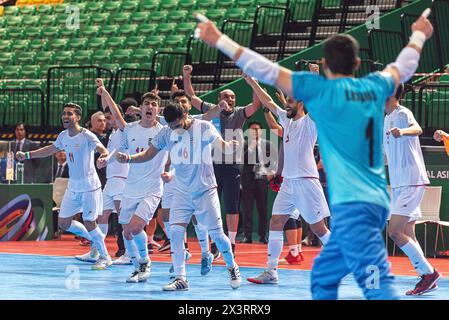 Bangkok, Thailand. April 2024. Spieler von IR Iran feiern ihren Sieg über Thailand beim AFC Futsal Asian Cup 2024 im Finale zwischen Thailand und IR Iran in der Bangkok Arena. Endergebnis; IR Iran 4: 1 Thailand. Quelle: SOPA Images Limited/Alamy Live News Stockfoto