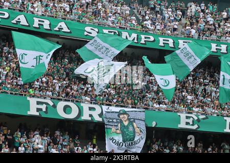 Curitiba, Parana, Brasilien. April 2024. CURITIBA (PR)28.04.2024-FUSSBALL/CAMPEONATO/BRASILEIRAO-Coritiba Fans, während eines Spiels zwischen Coritiba und Brusque, gültig für die brasilianische Meisterschaft 2024, die am Sonntag, 28. In der Stadt Curitiba ausgetragen wurde. (Kreditbild: © Edson de Souza/TheNEWS2 via ZUMA Press Wire) NUR REDAKTIONELLE VERWENDUNG! Nicht für kommerzielle ZWECKE! Stockfoto