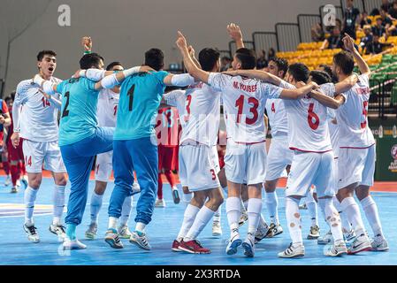 Bangkok, Thailand. April 2024. Spieler von IR Iran feiern ihren Sieg über Thailand beim AFC Futsal Asian Cup 2024 im Finale zwischen Thailand und IR Iran in der Bangkok Arena. Endergebnis; IR Iran 4: 1 Thailand. (Foto: Peerapon Boonyakiat/SOPA Images/SIPA USA) Credit: SIPA USA/Alamy Live News Stockfoto