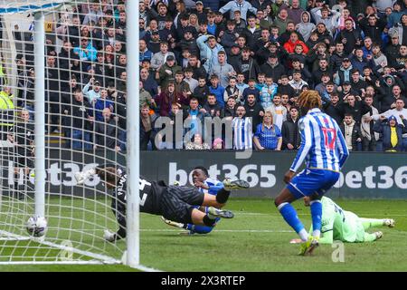 London, Großbritannien. April 2024. Sheffield Wednesday Stürmer Anthony Musaba (45) erzielt am 21. April 2024 ein TOR 1-0 gegen West Bromwich Albion Torhüter Alex Palmer (24) beim Halbfinalspiel Coventry City FC gegen Manchester United FC Emirates FA Cup im Wembley Stadium, London, England, Vereinigtes Königreich Stockfoto