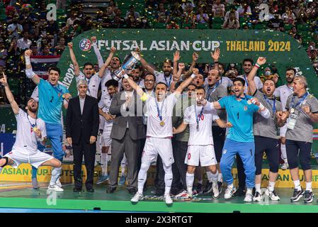 Bangkok, Thailand. April 2024. Spieler von IR Iran feiern ihren Sieg über Thailand beim AFC Futsal Asian Cup 2024 im Finale zwischen Thailand und IR Iran in der Bangkok Arena. Endergebnis; IR Iran 4: 1 Thailand. (Foto: Peerapon Boonyakiat/SOPA Images/SIPA USA) Credit: SIPA USA/Alamy Live News Stockfoto