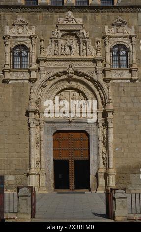 Toledo, Kastilien-La Mancha, Spanien. Hospital de Santa Cruz. Gegründet von Kardinal Mendoza (1428–1495) Ende des 15. Jahrhunderts. Blick auf den unteren Teil der Fassade des Gebäudes, das in den 1520er Jahren im plateresken Stil von Alonso de Covarrubias (1488–1570) erbaut wurde. Das Gebäude beherbergt das Museum von Santa Cruz. Autor: Alonso de Covarrubias (1488-1570). Spanischer Architekt. Stockfoto