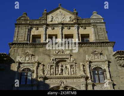 Toledo, Kastilien-La Mancha, Spanien. Hospital de Santa Cruz. Gegründet von Kardinal Mendoza (1428–1495) Ende des 15. Jahrhunderts. Blick auf den oberen Teil der Fassade des Gebäudes, das in den 1520er Jahren im plateresken Stil von Alonso de Covarrubias (1488–1570) erbaut wurde. Das Gebäude beherbergt das Museum von Santa Cruz. Autor: Alonso de Covarrubias (1488-1570). Spanischer Architekt. Stockfoto