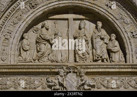 Toledo, Kastilien-La Mancha, Spanien. Hospital de Santa Cruz. Gegründet von Kardinal Mendoza (1428–1495) Ende des 15. Jahrhunderts. Tympanon der Fassade des Gebäudes, erbaut im plateresken Stil in den 1520er Jahren, von Alonso de Covarrubias (1488–1570). Die Anbetung des Kreuzes durch St. Helena, St. Peter und St. Paul. Autor: Alonso de Covarrubias (1488-1570). Spanischer Architekt. Stockfoto