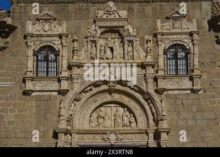 Toledo, Kastilien-La Mancha, Spanien. Hospital de Santa Cruz. Gegründet von Kardinal Mendoza (1428–1495) Ende des 15. Jahrhunderts. Blick auf den zentralen Teil der Fassade des Gebäudes, das in den 1520er Jahren im plateresken Stil von Alonso de Covarrubias (1488-1570) erbaut wurde. Im Tympanon, die Anbetung des Kreuzes von St. Helena, St. Peter und St. Paul. In der zentralen Nische, oberhalb des Tympanons, die Umarmung von St. Joachim und St. Anne am Goldenen Tor von Jerusalem. Das Gebäude beherbergt das Museum von Santa Cruz. Autor: Alonso de Covarrubias (1488-1570). Spanischer Architekt. Stockfoto