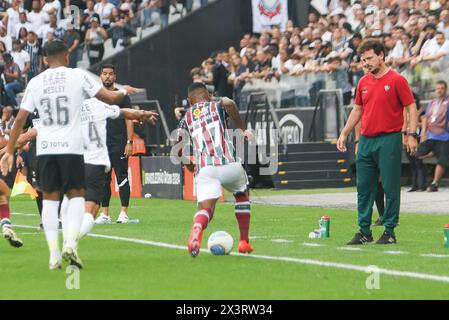 Sao Paulo, Sao Paulo, Brasilien. April 2024. SAO PAULO (SP), 28.04.2024-FOOTBALL/CAMPEONATO/BRASILEIRAO- Fluminense Trainer Fernando Diniz und Spieler Marquinhos, während eines Spiels zwischen Corinthians und Fluminense, gültig für die vierte Runde der brasilianischen Meisterschaft, die an diesem Sonntag, 28. In der Neo Quimica Arena in Sao Paulo ausgetragen wurde. (Kreditbild: © Tomze Fonseca/TheNEWS2 via ZUMA Press Wire) NUR REDAKTIONELLE VERWENDUNG! Nicht für kommerzielle ZWECKE! Stockfoto