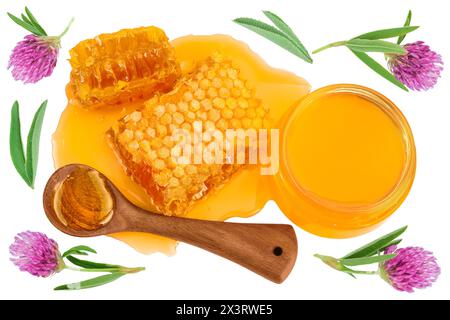 Waben und Honigpfütze mit Löffel isoliert auf weißem Hintergrund mit voller Schärfentiefe. Draufsicht. Flach liegend Stockfoto