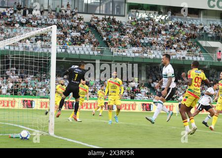 Curitiba, Parana, Brasilien. April 2024. CURITIBA (PR)28.04.2024-FUSSBALL/CAMPEONATO/BRASILEIRAO-Torhüter Mathias, während eines Spiels zwischen Coritiba und Brusque, gültig für die brasilianische Meisterschaft 2024, ausgetragen in der Stadt Curitiba am Sonntag, 28. (Kreditbild: © Edson de Souza/TheNEWS2 via ZUMA Press Wire) NUR REDAKTIONELLE VERWENDUNG! Nicht für kommerzielle ZWECKE! Stockfoto