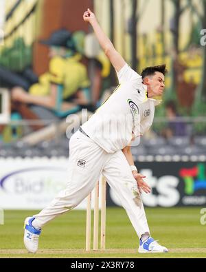 Bristol, Großbritannien, 28. April 2024. Gloucestershire's Dominic Goodman Bowling während des Spiels der Vitality County Championship Division 2 zwischen Gloucestershire und Middlesex. Quelle: Robbie Stephenson/Gloucestershire Cricket/Alamy Live News Stockfoto