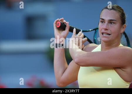 Madrid, Spanien. April 2024. Aryna Sabalenka gegen Robin Montgomery im Spiel der Frauen-Singles-Runde 32 während des sechsten Tages der Mutua Madrid Open am 28. April 2024 in Madrid. (Foto: Oscar Gonzalez/SIPA USA) Credit: SIPA USA/Alamy Live News Stockfoto