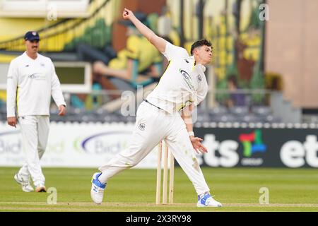 Bristol, Großbritannien, 28. April 2024. Gloucestershire's Dominic Goodman Bowling während des Spiels der Vitality County Championship Division 2 zwischen Gloucestershire und Middlesex. Quelle: Robbie Stephenson/Gloucestershire Cricket/Alamy Live News Stockfoto