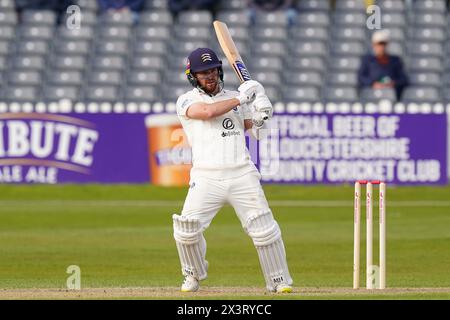 Bristol, Großbritannien, 28. April 2024. Ryan Higgins von Middlesex spielte im Spiel der Vitality County Championship Division 2 zwischen Gloucestershire und Middlesex. Quelle: Robbie Stephenson/Gloucestershire Cricket/Alamy Live News Stockfoto