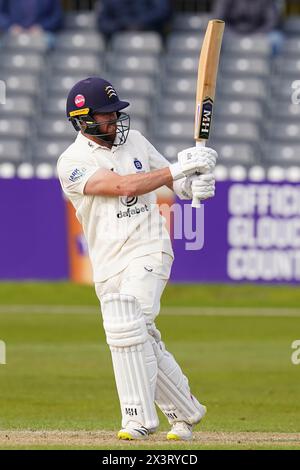 Bristol, Großbritannien, 28. April 2024. Ryan Higgins von Middlesex spielte im Spiel der Vitality County Championship Division 2 zwischen Gloucestershire und Middlesex. Quelle: Robbie Stephenson/Gloucestershire Cricket/Alamy Live News Stockfoto