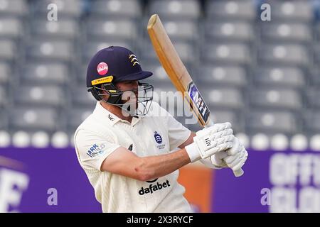 Bristol, Großbritannien, 28. April 2024. Ryan Higgins von Middlesex spielte im Spiel der Vitality County Championship Division 2 zwischen Gloucestershire und Middlesex. Quelle: Robbie Stephenson/Gloucestershire Cricket/Alamy Live News Stockfoto
