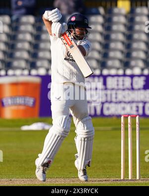 Bristol, Großbritannien, 28. April 2024. Middlesex spielte Max Holden beim Spiel der Vitality County Championship Division 2 zwischen Gloucestershire und Middlesex. Quelle: Robbie Stephenson/Gloucestershire Cricket/Alamy Live News Stockfoto