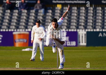 Bristol, Großbritannien, 28. April 2024. Gloucestershire's Dominic Goodman Bowling während des Spiels der Vitality County Championship Division 2 zwischen Gloucestershire und Middlesex. Quelle: Robbie Stephenson/Gloucestershire Cricket/Alamy Live News Stockfoto