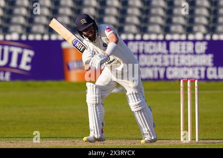 Bristol, Großbritannien, 28. April 2024. Ryan Higgins von Middlesex spielte im Spiel der Vitality County Championship Division 2 zwischen Gloucestershire und Middlesex. Quelle: Robbie Stephenson/Gloucestershire Cricket/Alamy Live News Stockfoto