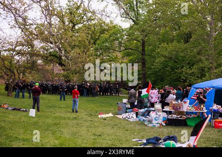 BLOOMINGTON, INDIANA - 27. APRIL: Polizeimesse in der Nähe der Indiana Memorial Union, bevor Aktivisten am dritten Tag eines pro-palästinensischen Protestlagers in Dunn Meadow an der Indiana University am 27. April 2024 in Bloomington, Indiana, verhaftet wurden. Die Demonstranten weigerten sich, die Zelte abzubauen, so dass die Indiana State Police sie aus dem Lager zwang und 23 verhaftete. Stockfoto