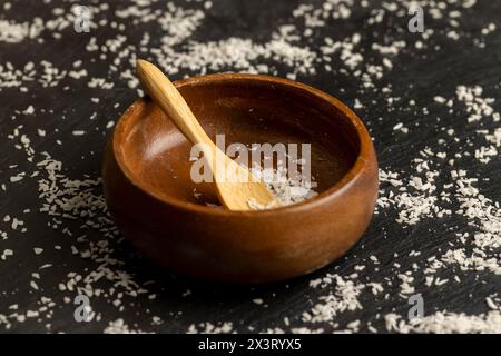 Getrocknete Kokosspäne auf einem Schieferbrett, zum Kochen von Kokosflocken von weißer Farbe Stockfoto