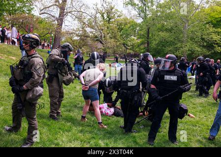 BLOOMINGTON, INDIANA - 27. APRIL: Polizeiaktivisten in der Nähe der Indiana Memorial Union wurden am 27. April 2024 in Bloomington, Indiana, am dritten Tag eines pro-palästinensischen Protestlagers in Dunn Meadow an der Indiana University festgenommen. Die Demonstranten weigerten sich, die Zelte abzubauen, so dass die Indiana State Police sie aus dem Lager zwang und 23 verhaftete. Stockfoto