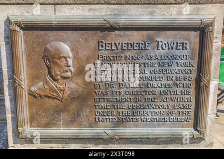 Blick auf die Gedenktafel am Belvedere Tower im Central Park, die ihre Geschichte und Verbindung zu Dr. Daniel Draper und New York Meteorological beschreibt Stockfoto