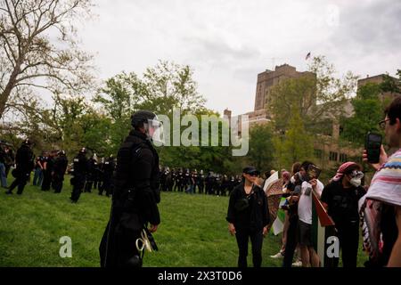 BLOOMINGTON, INDIANA - 27. APRIL: Die Polizei füllt Dunn Meadow, nachdem sie am dritten Tag eines pro-palästinensischen Protestlagers in Dunn Meadow an der Indiana University am 27. April 2024 in Bloomington, Indiana, Aktivisten verhaftet hatte. Die Demonstranten weigerten sich, die Zelte abzubauen, so dass die Indiana State Police sie aus dem Lager zwang und 23 verhaftete. Stockfoto