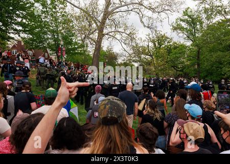 BLOOMINGTON, INDIANA - 27. APRIL: Die Polizei verlässt Dunn Meadow, nachdem sie am dritten Tag eines pro-palästinensischen Protestlagers in Dunn Meadow an der Indiana University am 27. April 2024 in Bloomington, Indiana, Aktivisten verhaftet hatte. Die Demonstranten weigerten sich, die Zelte abzubauen, so dass die Indiana State Police sie aus dem Lager zwang und 23 verhaftete. Stockfoto