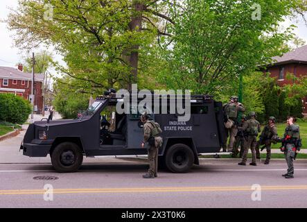 BLOOMINGTON, INDIANA – 27. APRIL: Die Polizei brachte einen gepanzerten Personentransporter nach Dunn Meadow, während sie am dritten Tag eines pro-palästinensischen Protestlagers in Dunn Meadow an der Indiana University am 27. April 2024 in Bloomington, Indiana, Aktivisten verhaftete. Die Demonstranten weigerten sich, die Zelte abzubauen, so dass die Indiana State Police sie aus dem Lager zwang und 23 verhaftete. Stockfoto