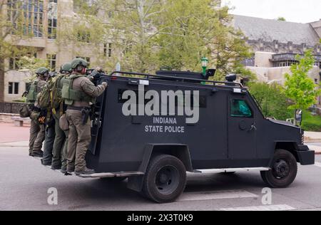 BLOOMINGTON, INDIANA – 27. APRIL: Die Polizei brachte einen gepanzerten Personentransporter nach Dunn Meadow, während sie am dritten Tag eines pro-palästinensischen Protestlagers in Dunn Meadow an der Indiana University am 27. April 2024 in Bloomington, Indiana, Aktivisten verhaftete. Die Demonstranten weigerten sich, die Zelte abzubauen, so dass die Indiana State Police sie aus dem Lager zwang und 23 verhaftete. Stockfoto