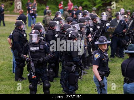 BLOOMINGTON, INDIANA - 27. APRIL: Die Polizei füllt Dunn Meadow, nachdem sie am dritten Tag eines pro-palästinensischen Protestlagers in Dunn Meadow an der Indiana University am 27. April 2024 in Bloomington, Indiana, Aktivisten verhaftet hatte. Die Demonstranten weigerten sich, die Zelte abzubauen, so dass die Indiana State Police sie aus dem Lager zwang und 23 verhaftete. Stockfoto