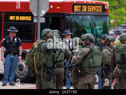 BLOOMINGTON, INDIANA - 27. APRIL: Die Polizei verlässt Dunn Meadow, nachdem sie am dritten Tag eines pro-palästinensischen Protestlagers in Dunn Meadow an der Indiana University am 27. April 2024 in Bloomington, Indiana, Aktivisten verhaftet hatte. Die Demonstranten weigerten sich, die Zelte abzubauen, so dass die Indiana State Police sie aus dem Lager zwang und 23 verhaftete. Stockfoto