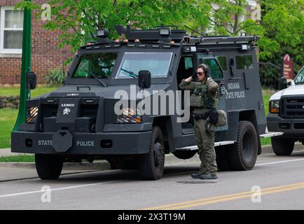 BLOOMINGTON, INDIANA – 27. APRIL: Die Polizei brachte einen gepanzerten Personentransporter nach Dunn Meadow, während sie am dritten Tag eines pro-palästinensischen Protestlagers in Dunn Meadow an der Indiana University am 27. April 2024 in Bloomington, Indiana, Aktivisten verhaftete. Die Demonstranten weigerten sich, die Zelte abzubauen, so dass die Indiana State Police sie aus dem Lager zwang und 23 verhaftete. Stockfoto