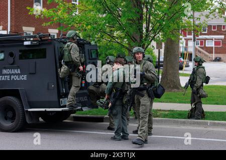 BLOOMINGTON, INDIANA – 27. APRIL: Die Polizei brachte einen gepanzerten Personentransporter nach Dunn Meadow, während sie am dritten Tag eines pro-palästinensischen Protestlagers in Dunn Meadow an der Indiana University am 27. April 2024 in Bloomington, Indiana, Aktivisten verhaftete. Die Demonstranten weigerten sich, die Zelte abzubauen, so dass die Indiana State Police sie aus dem Lager zwang und 23 verhaftete. Stockfoto