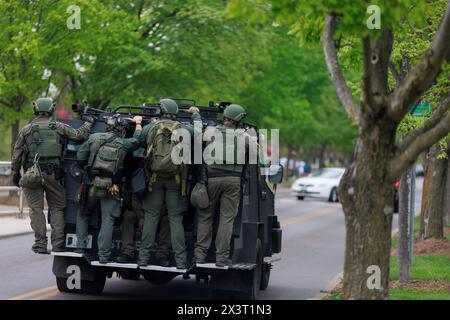 BLOOMINGTON, INDIANA – 27. APRIL: Die Polizei brachte einen gepanzerten Personentransporter nach Dunn Meadow, während sie am dritten Tag eines pro-palästinensischen Protestlagers in Dunn Meadow an der Indiana University am 27. April 2024 in Bloomington, Indiana, Aktivisten verhaftete. Die Demonstranten weigerten sich, die Zelte abzubauen, so dass die Indiana State Police sie aus dem Lager zwang und 23 verhaftete. Stockfoto