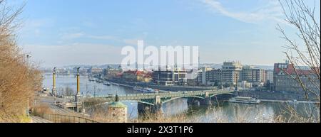 Panurama entlang der Moldau vom Hügel des Letna-Parks in Richtung Svatopluk-Čech-Brücke in Prag, Tschechische Republik. Stockfoto