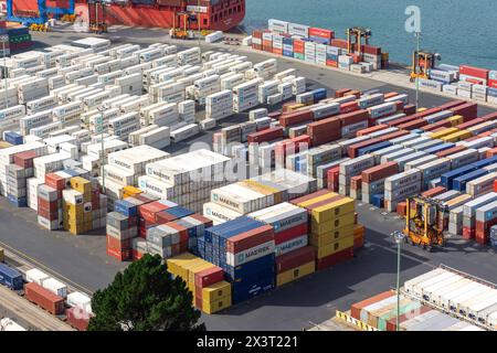 Gestapelte Container im Containerhafen Port Chalmers, Dunedin (Ōtepoti), Otago, Neuseeland Stockfoto