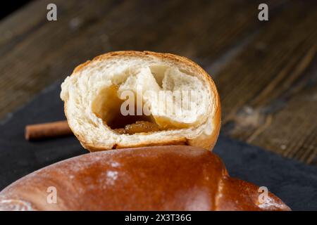 So ein Brötchen in Marmelade auf dem Tisch, ein halb zerbrochenes Brötchen für Tee Stockfoto